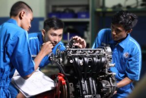 sekelompok orang sedang mengecek sparepart mobil