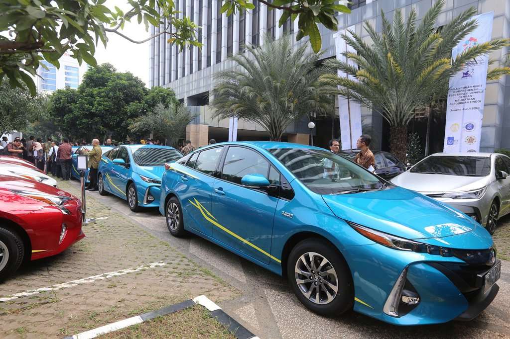 Plug-in Hybrid vs Hybrid Biasa: Mana Lebih Efisien di Kota?